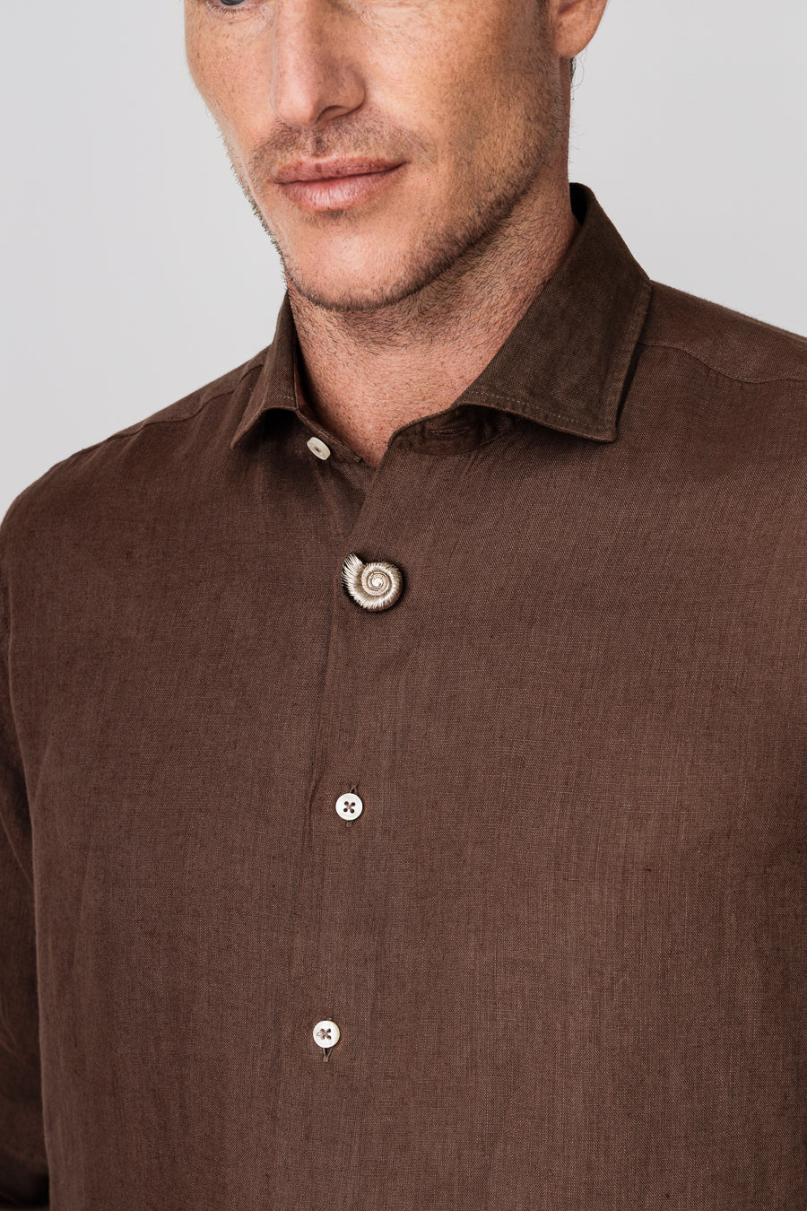 camisa lino para hombre deeptaupe
