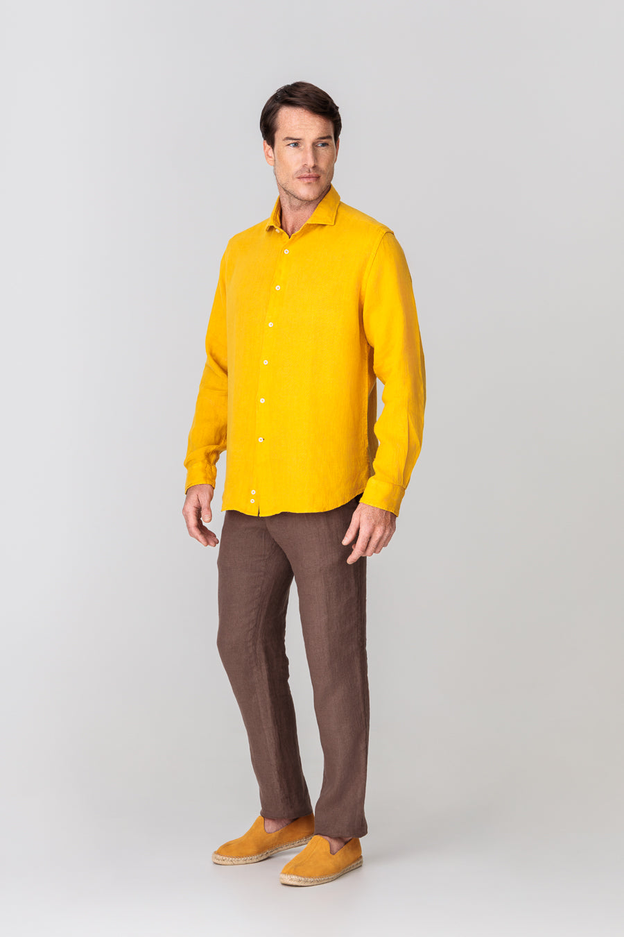 camisa lino para hombre mostaza