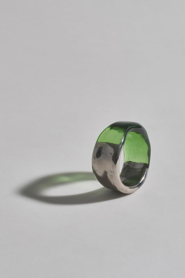 Anillo esmeralda en vidrio y oro blanco