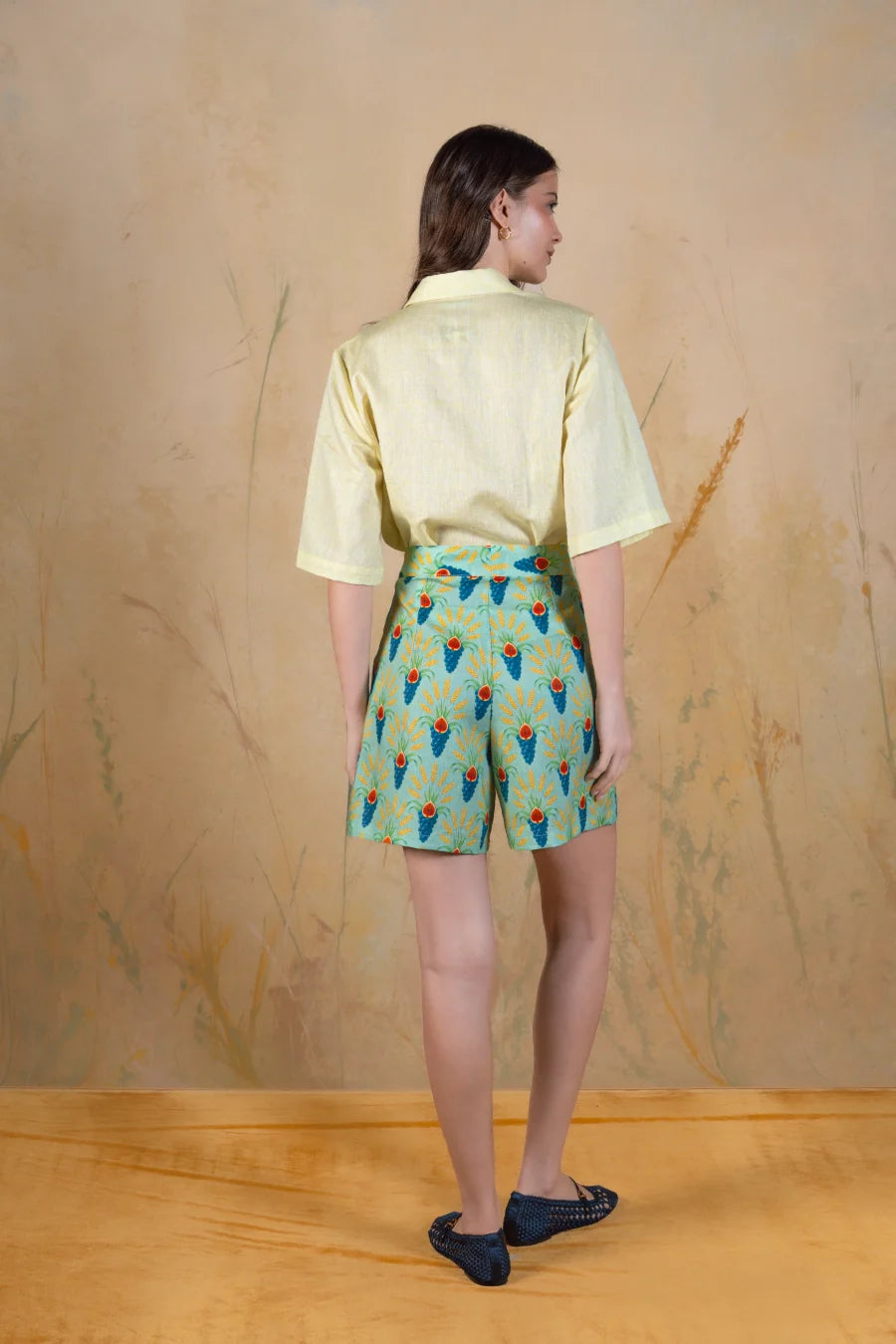Women's Venustas linen Bermuda shorts green