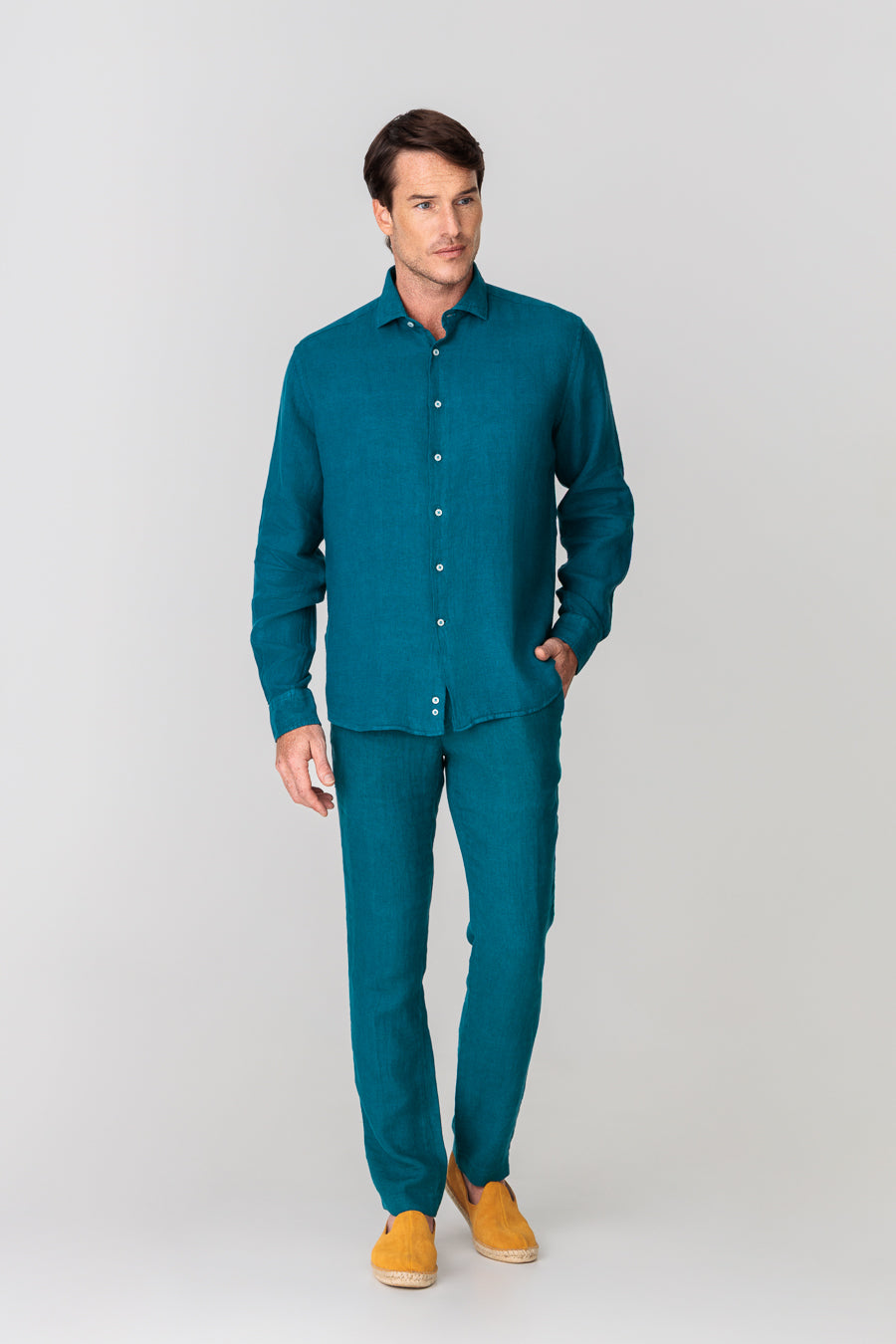 camisa de lino básica azul petróleo