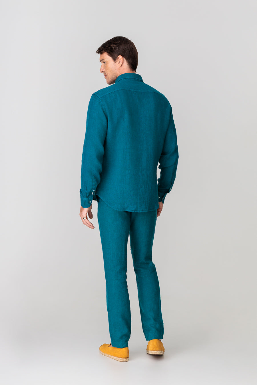 camisa de lino básica azul petróleo