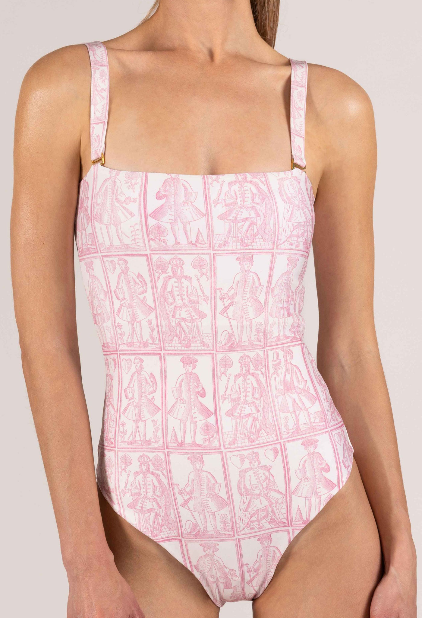 traje de baño con letras rosas