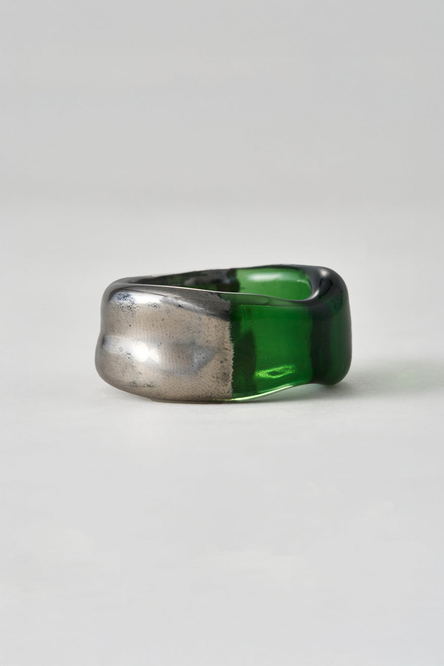 Anillo esmeralda en vidrio y oro blanco