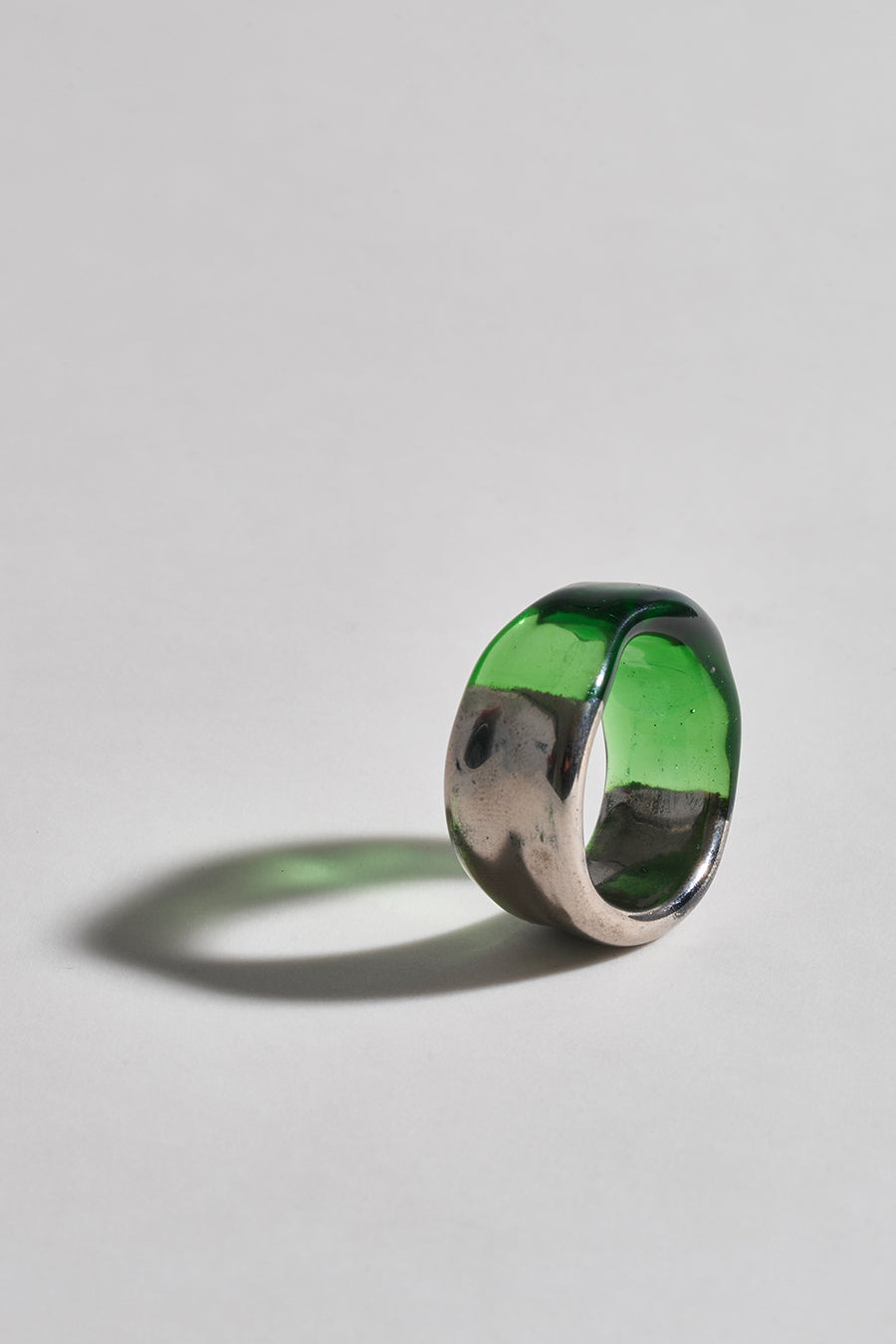 Anillo esmeralda en vidrio y oro blanco