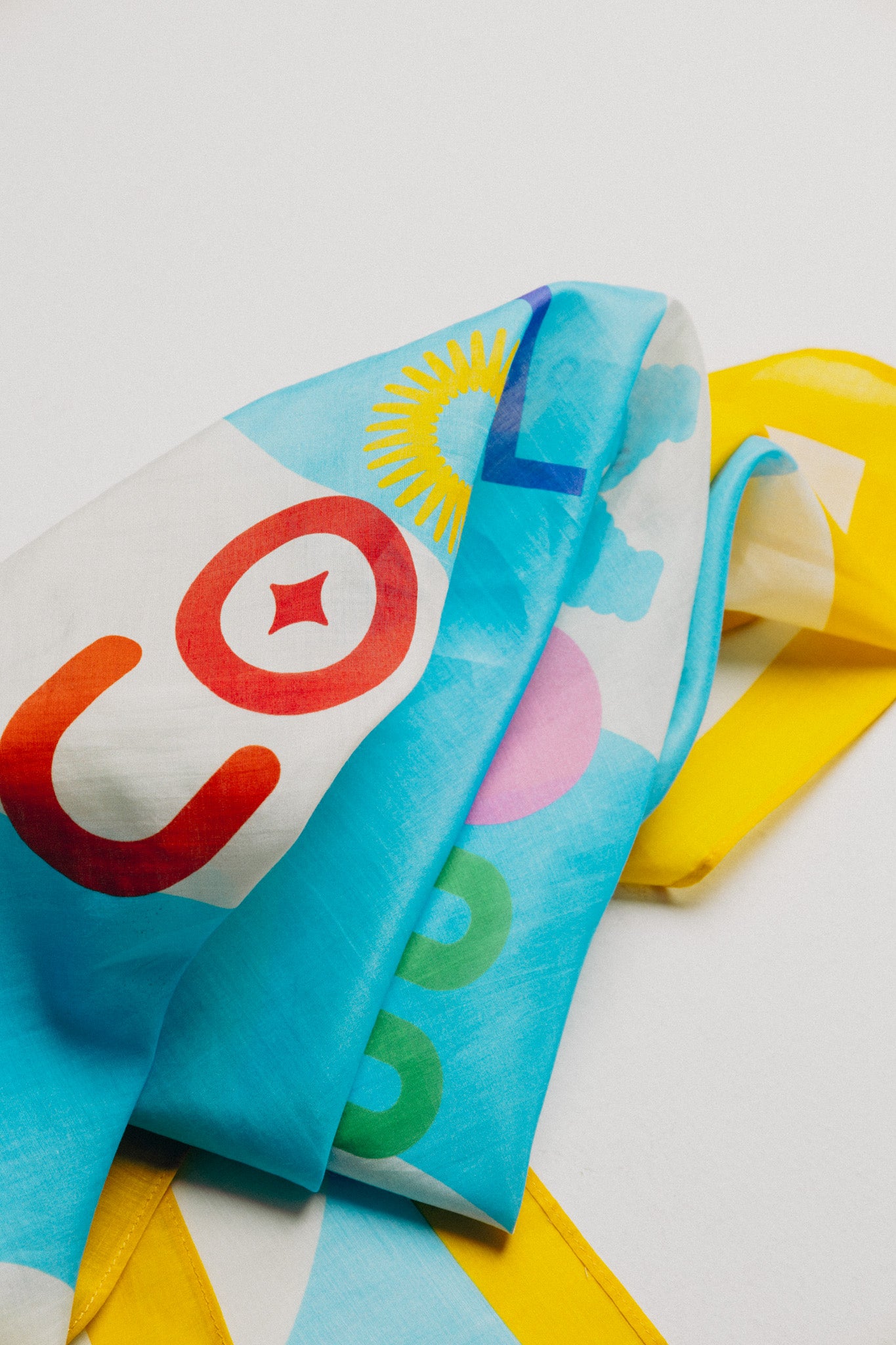 Pañuelo grande amarillo de algodón y seda para mujer "Cool Mom"