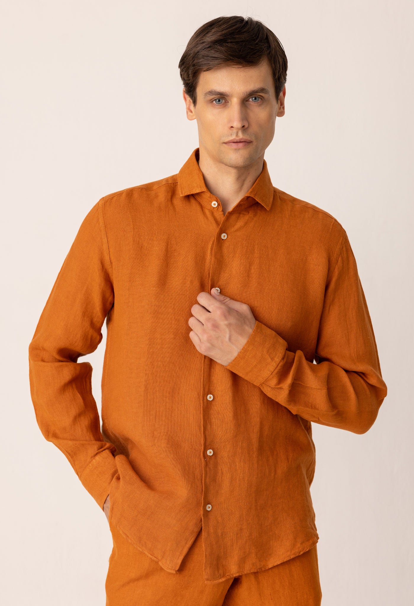 camisa de lino básica miel 