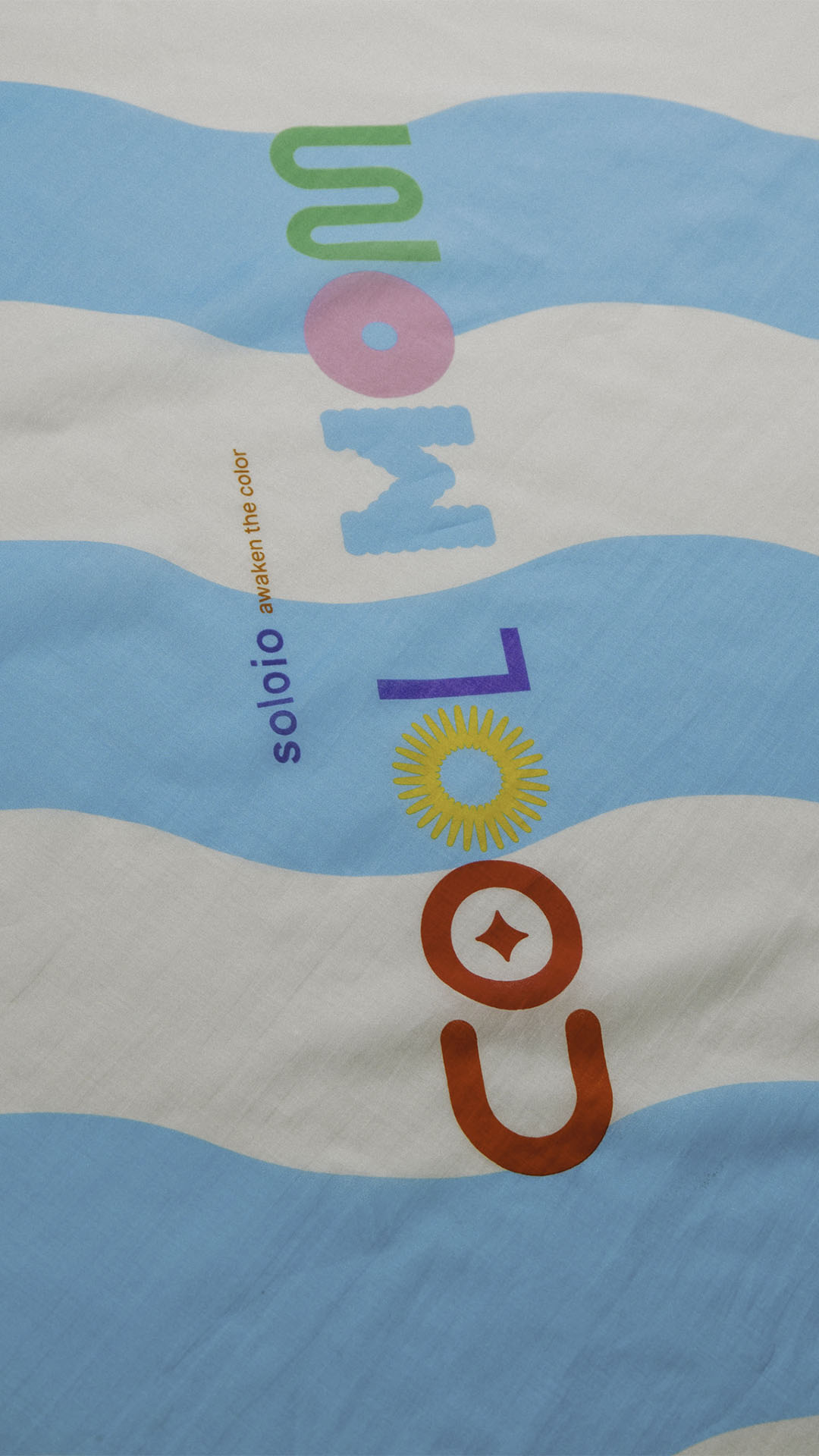 Pañuelo cuadrado amarillo de algodón y seda "Cool Mom"